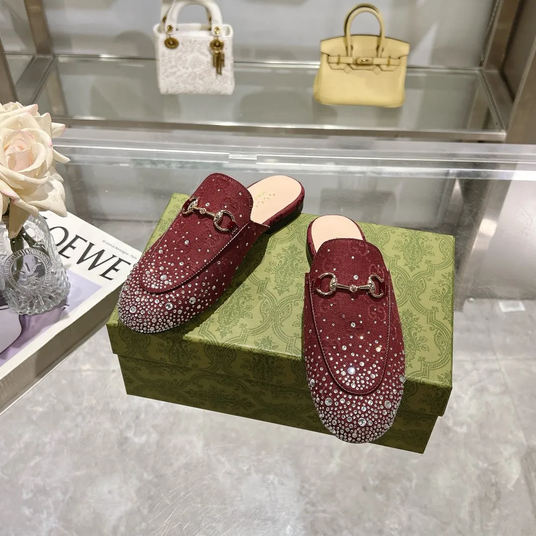 👟👟Ex-factory price 440👟👟 Burgundy G diamond (35-41) (41/42 customized) As an outstanding representative of Gucci’s design heritage, the Jordaan series horsebit loafers vividly highlight the classic elegance. This shoe is made of the brand’s iconic monogram canvas, making it a timeless classic. The material of this shoe is soft, and the silhouette is exquisite and smooth, highlighting daily elegance. Angora red GG canvas Women Light gold tone hardware Horsebit faceted crystal detail Leather sole